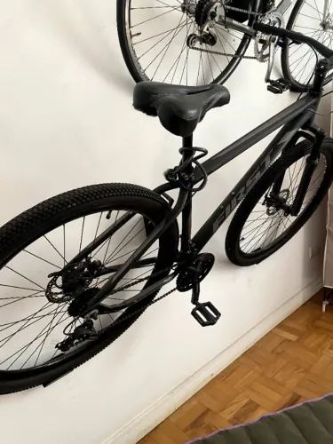 Bicicleta First Aro [29] Freio a Disco Suspensão Preta Fosca