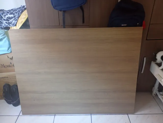Mesa de madeira para colocar na sala
