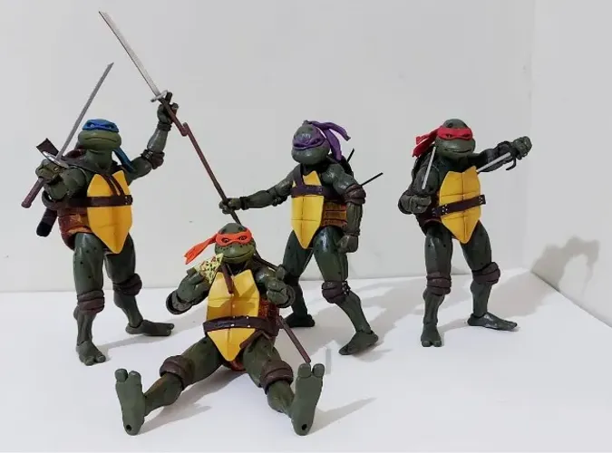 Action Figures Tartarugas Ninjas inspirado nos anos 90 Neca completas-18cm