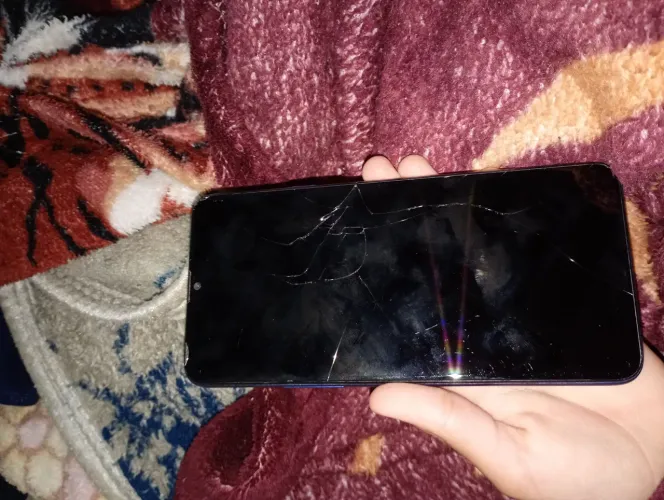 Oiê ,estou vendendo esse Samsung a20s por 350 ,ele está com a tela rachada etc...
