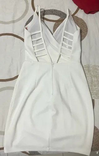 VESTIDO OFF WHITE. COM BOJO E FORRO. DETALHE LINDO NAS COSTAS