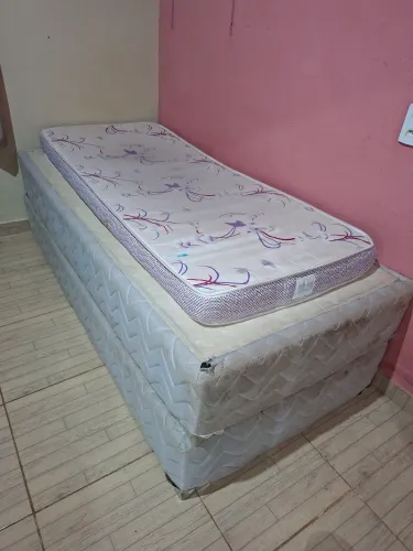 Vende-se 2 camas box de solteiro