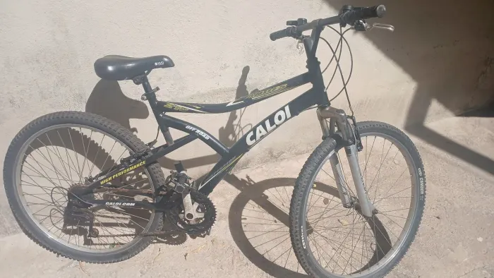 Duas bicicletas uma nova e outra usada