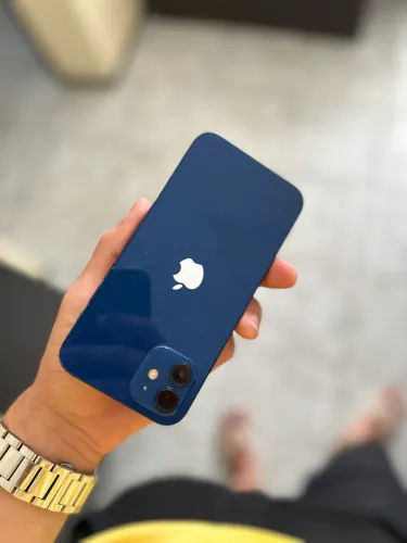 Celular com pequeno trinco 