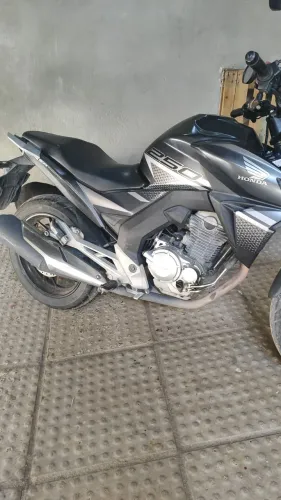 Vende-se Cb Twister valor $ 19.000 mil. Toda original baixa quilometragem.