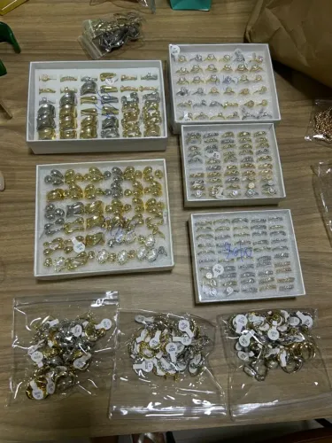 Lote de Bijuterias + Mostruários (Valor para revende aproximade de 14 mil)