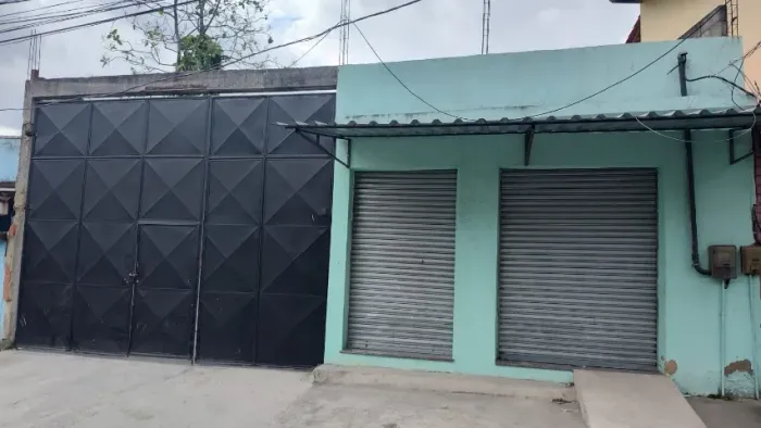 Alugo amplo galpão com 2 Lojas na esquina com a estrada do pré em Campo Grande.