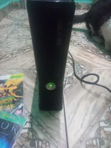 Xbox slim liga mas não dá imagem vai com um controle sem fonte 
