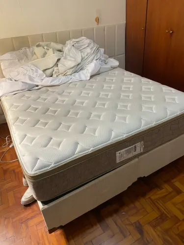 Colchão semi novo Queen Size com base Box divididas