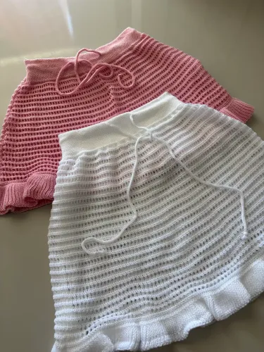 Saia de praia em tricô Banca e Rosa bebê