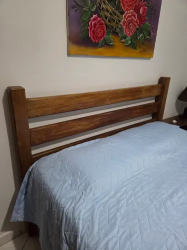 Cama de casal em madeira maciça, com 4 gavetas funcionais, ótimo estado