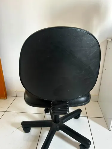 Cadeira escritório rasgado no couro e usada