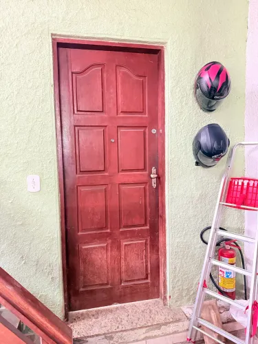 Porta almofadada completa com fechadura e chaves