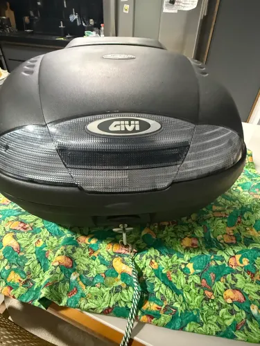 Baú GIVI com encosto 