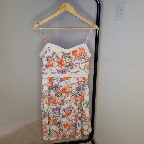 Vestido de alcinha florido com detalhe de renda - Tamanho G