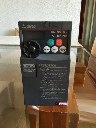 Inversor de Frequência Mitsubishi D700, modelo Fr-E720-0.1k, 220v 