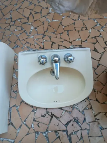 Vendo conjunto de vaso sanitário.