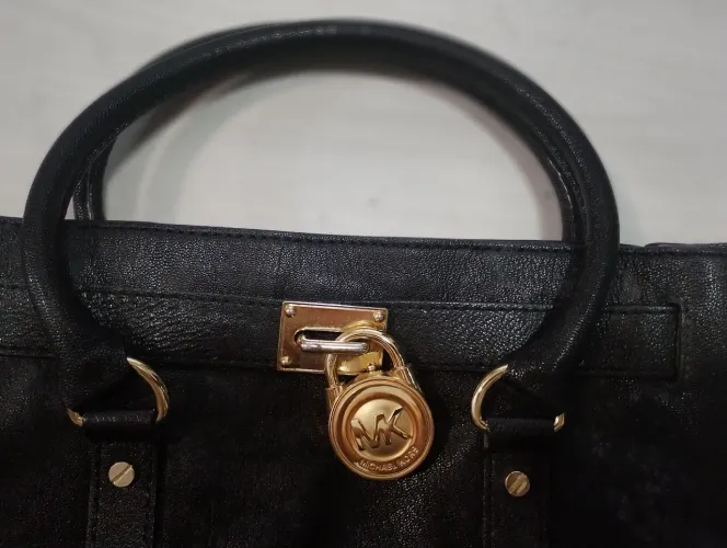 Bolsa Michael Kors original de couro preto com estilo, elegância e sofisticação