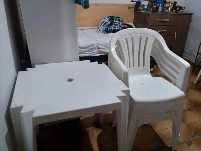 Mesa e quatro cadeiras de plástico usadas, mas totalmente boas