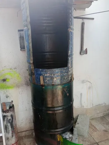 Vendo estufa caseira para defumação a lenha e fuma carnes linguiças faz bem barato r$ 300