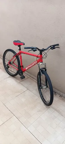 Bicicleta aro 26 com 21 marchas de alumínio com marchas e freios tudo funcionando 