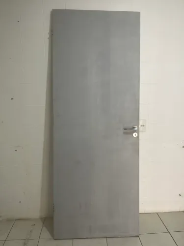 Porta de madeira com fechadura e maçaneta