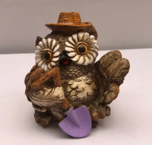 Escultura Coruja Decorativa com Chapéu Segurando Pá - Gesso Pintado