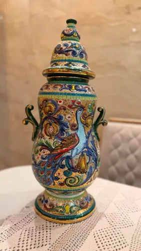 Vendo vazo Bizantino importado com detalhes em ouro