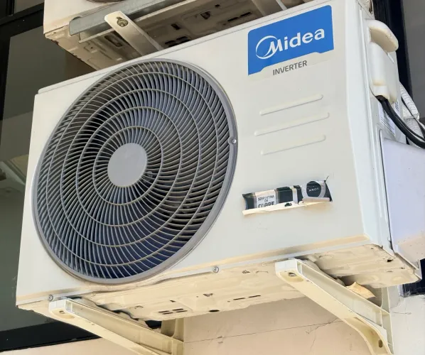 Ar-condicionado Midea Inverter, 12000btus, usado, completo e funcionando.