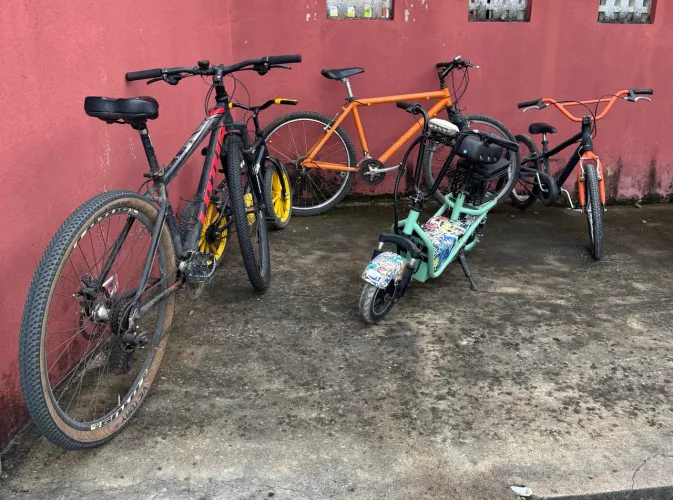 4 BICICLETAS E UMA MOTINHA ELETRICA