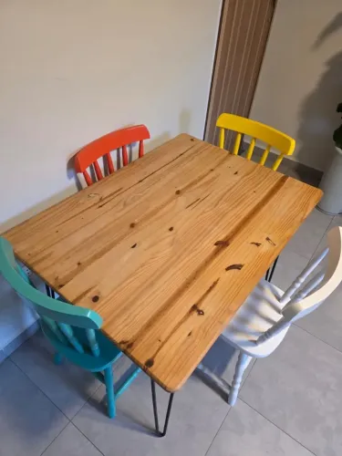 Conjunto Mesa de Jantar com 4 cadeiras coloridas - Marca: Tadah!