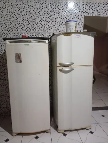 Vendo uma geladeira frizer e uma geladeira normal