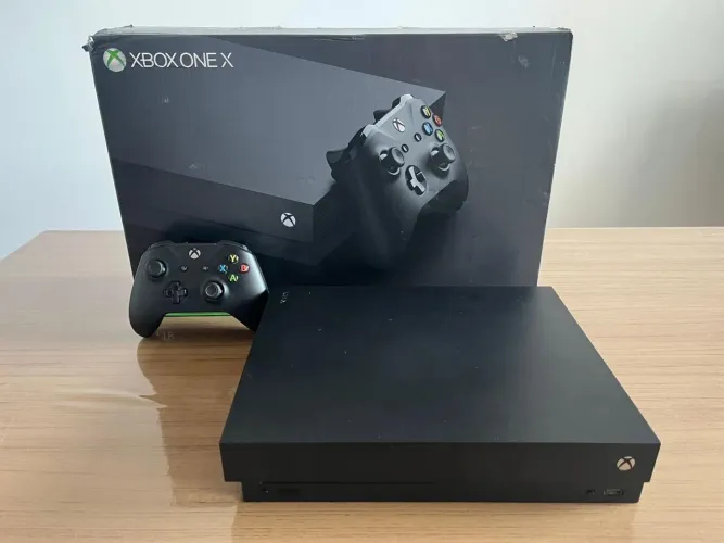 Xbox One X, acompanha caixa, controle e cabos originais. Acompanha mais 2 jogos 