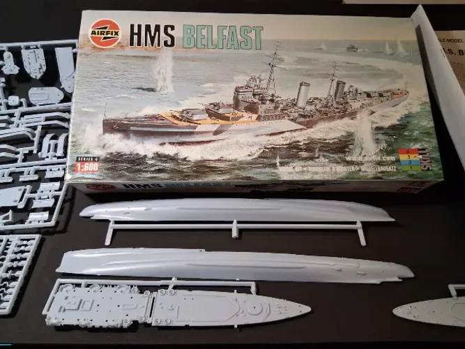 Kit de plastimodelismo HMS Belfast Airfix 1/600