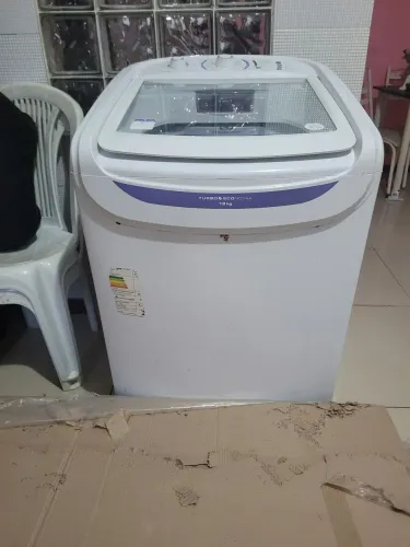 Maquina de lavar 13 kg. ELETROLUX ( 1 peça quebrada leia a descrição )