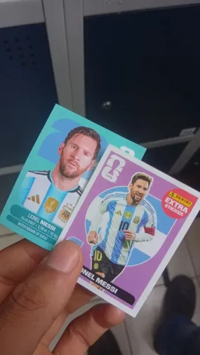 Vendo essas duas figurinhas do Messi legend e uma normal por r$ 100