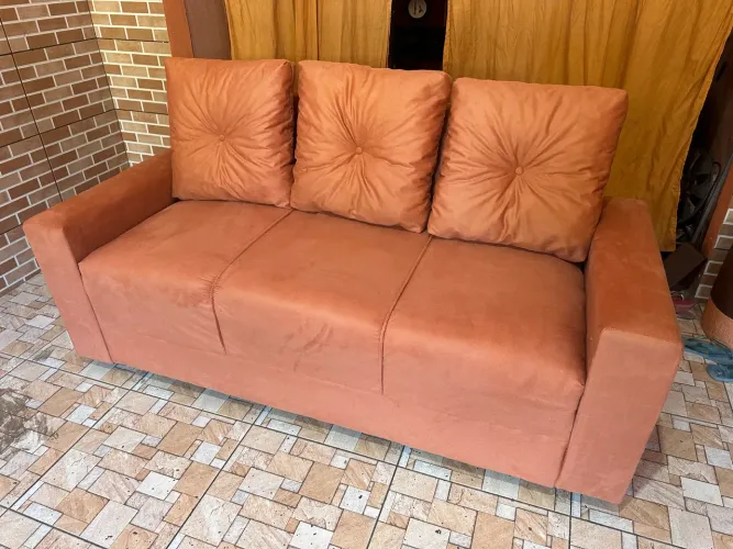 Sofá 3 lugares com almofadas novo R$:400 com entrega wattszap: *