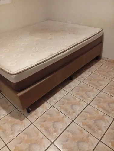 Cama de Casal Queen usada em bom estado. Medindo 1.98/1.58/30 cm.