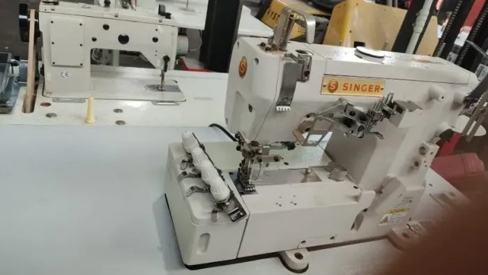 Maquina de Costura Galoneira Singer 521C