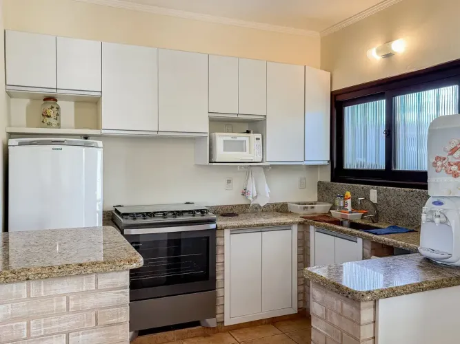 Casa com 4 dormitórios e piscina, na praia Paraíso, em Torres - RS