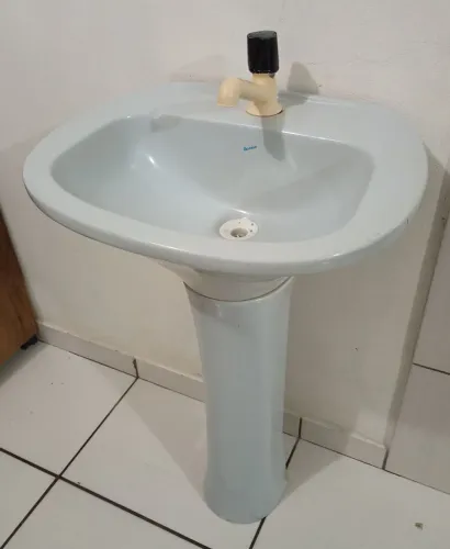 Pia de banheiro com torneira