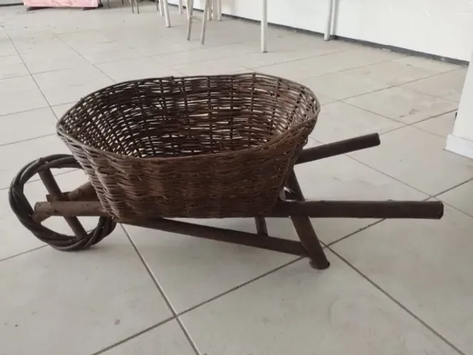 Carrinho de mão rústico 