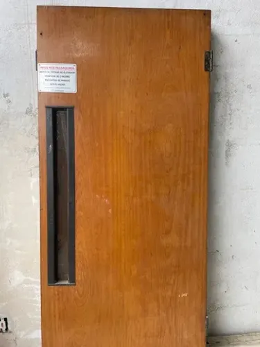 Porta maciça envernizada
