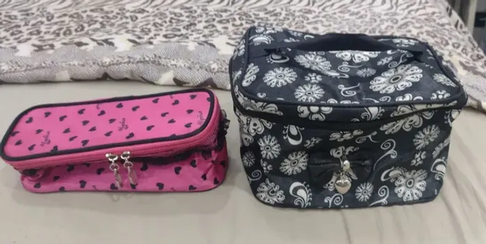 Duas nécessaire rosa e preto R$29,99