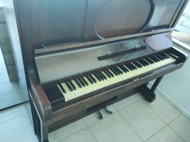 Piano em madeira - The Aeolian