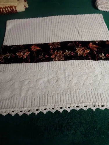 Toalha de Rosto com Detalhe em seda francesa