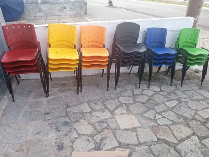 Cadeira fixa escritório em polipropileno 