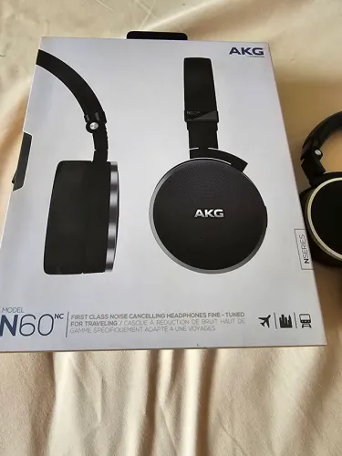 Baixei o preço! Fone com fio e cancelamento de ruído AKG N60 NC