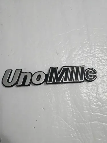 Uno mille emblema tampa traseira original 