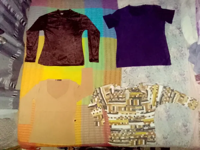 LOTE 20 CAMISETAS/BLUSINHAS TAM.M FEMININAS. Ler descrição...